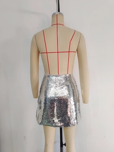 Dettaglio della minigonna argento con paillettes circolari metalliche fitte