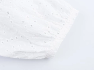 Κοντινό πλάνο από λευκό ύφασμα broderie anglaise με λεπτομέρειες από κέντημα eyelet