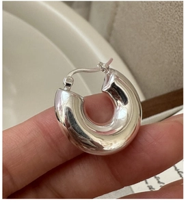 Gros plan de boucles d'oreilles créoles S925 en argent massif au fini poli brillant