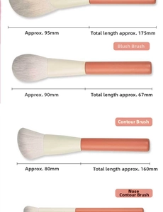 Detailansicht von orangefarbenen Make-up-Pinseln für Rouge, Kontur und Nasenschatten