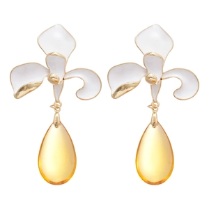 Elegant floral tassel earrings with white petals and yellow water drop pendants