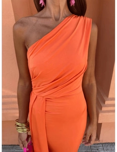 Détail de la robe orange à une épaule avec taille plissée et élégant drapé de tissu chic
