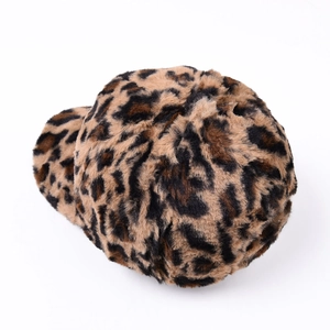Detailansicht der weichen Leopardenmuster-Struktur an einer warmen Winter-Basecap