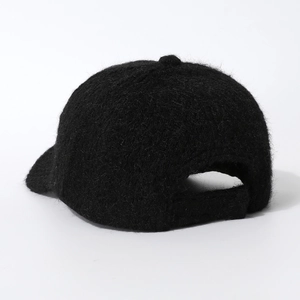 Vue arrière d'une casquette de baseball noire à texture laineuse épaisse et fente réglable