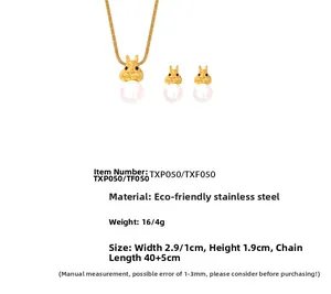 Vue détaillée de la parure de bijoux perles écureuil avec collier et boucles d'oreilles