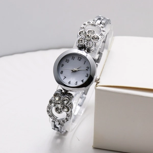 Dettaglio dell'orologio al quarzo argento con cinturino floreale in strass e quadrante