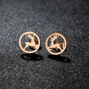 Orecchini a perno con renna in acciaio inossidabile oro rosa dal design circolare