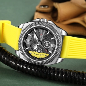 Nahaufnahme der Herren-Sportuhr mit gelbem Silikonarmband und Zifferblatt im Zahnrad-Design