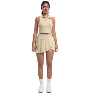 Détail d'un ensemble beige haut sans manches et jupe plissée pour tennis et sport