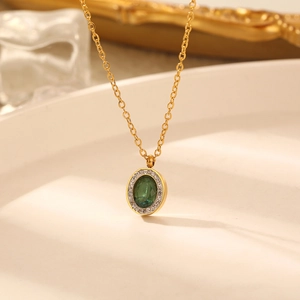 Chaîne dorée élégante avec pendentif émeraude verte ovale et contour en diamants blancs