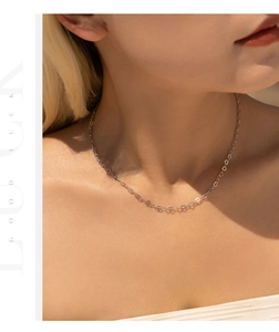 Detail of a silver S925 sterling silver necklace featuring delicate small heart-shaped links