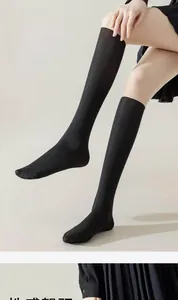 Detalle de medias negras ultrafinas 0D por encima de la rodilla en nailon