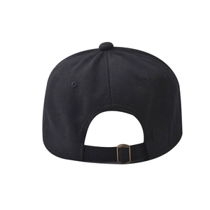 Détail arrière d'une casquette de baseball noire avec boucle réglable en bronze