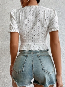 Haut blanc à col en V broderie anglaise avec short en jean, vue de dos du mannequin