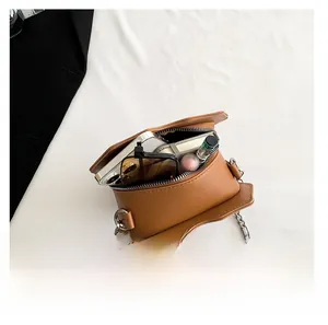 Capacidad interna del bolso de cadena marrón con espacio para móvil y maquillaje