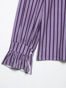 Detail der gerafften Manschetten und weißen Knöpfe an einer lila gestreiften Bluse