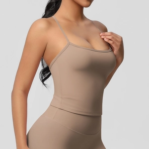 Dettaglio del reggiseno sportivo kaki e dei leggings a vita alta senza cuciture