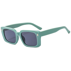 Retro quadratische mintgrüne Sonnenbrille mit silbernen Nieten und dunklen Gläsern