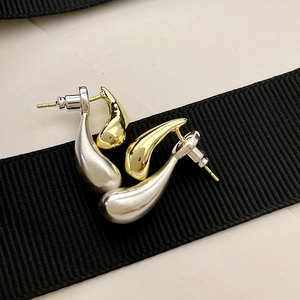 Two-tone water drop earrings in 925 silver with a minimalist mirror polished design