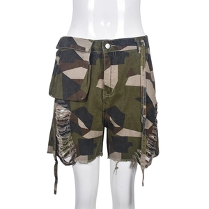 Vue détaillée du short en jean camouflage avec ourlet à franges et poches cargo