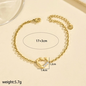 Dettaglio del bracciale a cuore dorato con incisione LOVE e misure precise 17+3 cm