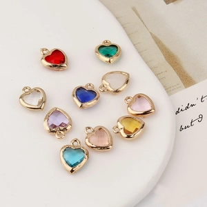 Pendentifs cœur colorés en cuivre plaqué or sur plateau blanc pour bijoux artisanaux