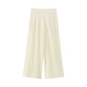 Detail van gebroken witte broek met wijde pijpen, hoge taille en soepele stof