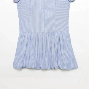 Abito a camicia senza maniche a righe bianche e blu con fondo a sbuffo e bottoni