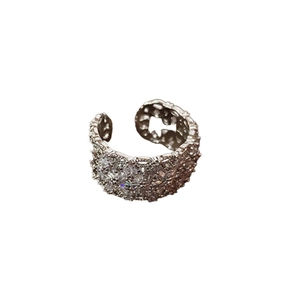 Bague ouverte argentée étincelante avec zircons pavés et détails texturés fins