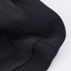 Detail der schwarzen Neckholder-Weste mit Rippfutter und matter Stoffoberfläche