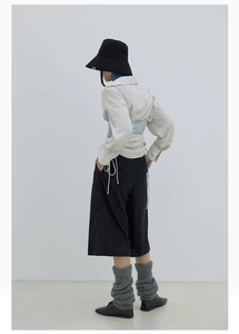 Mode-Lagenlook mit grauen Wollmischung-Stulpen, schwarzen Schuhen und schickem Outfit