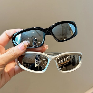 Vue détaillée des lunettes de soleil sportives noir et argent au design oversize tendance