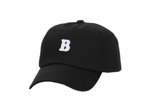 Dettaglio del ricamo bianco con lettera B su un cappello da baseball in cotone nero