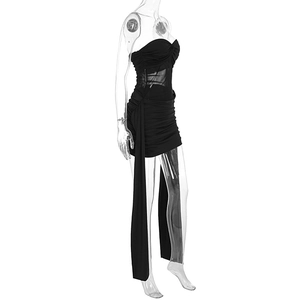Détail de la robe bustier noire froncée avec ruban décoratif sur le côté