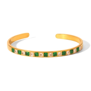 Détail de la manchette en acier inoxydable doré 18K avec pierres de zircon vert