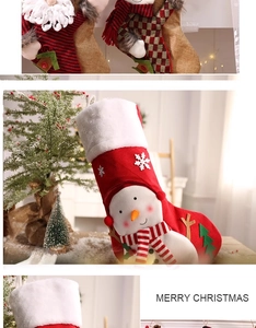 Detailansicht der gestrickten Weihnachtssocken mit 3D-Applikationen von Weihnachtsmann und Schneemann