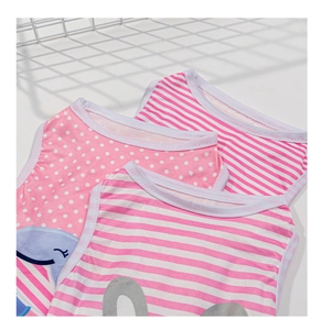 Dettaglio cuciture e scollature dei gilet rosa per animali a righe e a pois