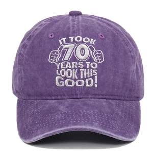 Detalle de gorra de béisbol de algodón lavado púrpura con bordado de 70 cumpleaños