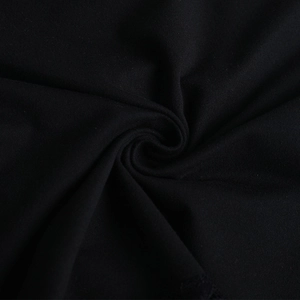 Gros plan sur la texture du tricot noir avec dentelle élégante et plis drapés doux