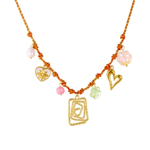 Collier tressé coloré avec breloques cœur, fleur et patte style Y2K sur fond blanc uni