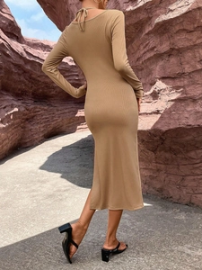 Vestido midi de punto entallado color camello claro con mangas largas y espalda abierta