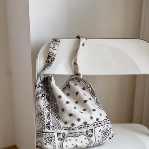 Détail du sac à bandoulière en coton et lin avec broderies cachemire et motifs ethniques