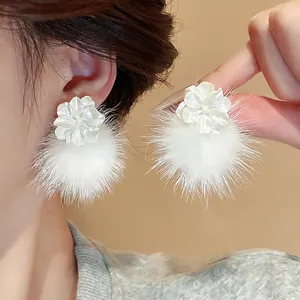 Boucles D'oreilles Puces Fleur Pompon Alliage Fourrure De Vison Pétale Acrylique Avec Tige En Argent Style Français Pour Femmes