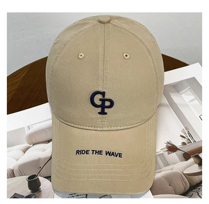 Détail de la casquette kaki avec broderie GP bleue et texte Ride The Wave sur la visière