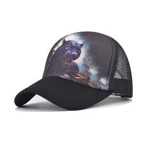 Gorra trucker negra clásica con estampado de pantera y panel de malla transpirable