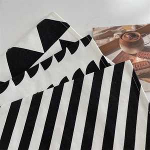Nahaufnahme der Platzsets mit Canvas-Textur und minimalistischen schwarz-weißen geometrischen Mustern