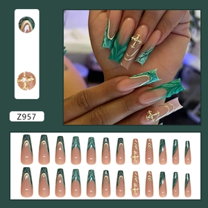 Faux ongles French vert foncé avec texture marbrée et breloques de croix dorées en 3D