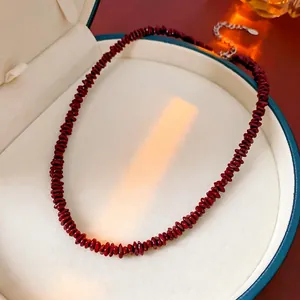 Collar minimalista de cuentas rojas irregulares con cierre de acero ajustable