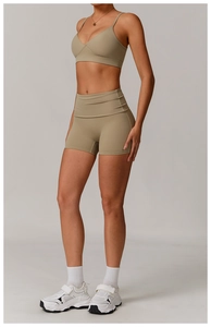Détail macro du short de yoga recyclé et du soutien-gorge de sport en kaki mat