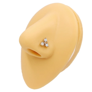 Clou de nez triangle en argent avec trois opales irisées sur un modèle de nez réaliste
